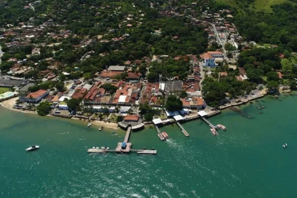 Imagem colorida mostra a Praia de Borrifos, em Ilhabela, litoral de São Paulo, onde barco com pescadores virou - Metrópoles