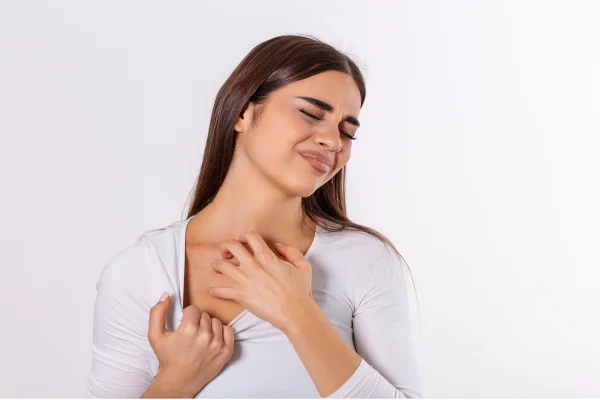 Mulher coçando o pescoço- Metrópoles