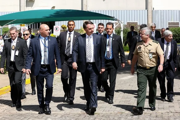Bolsonaro quer reduzir alíquota do IR de 27,5% para 25% e subir IOF