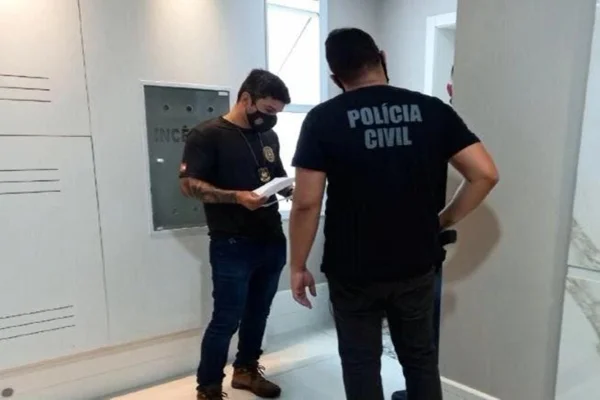 Policiais em pé