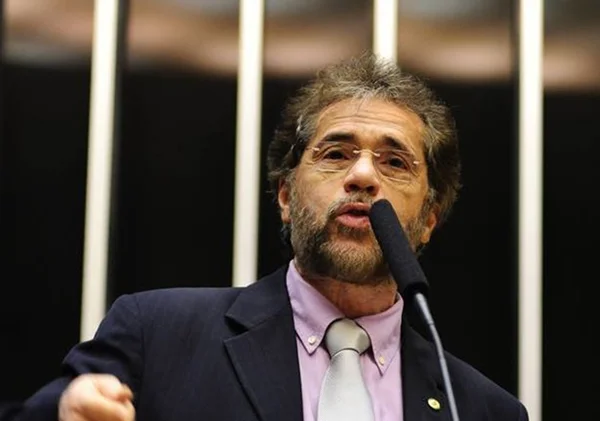 “Governo esnobou políticos e agora terá de negociar”, aponta senador