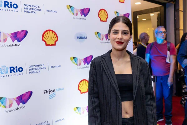 Julia Dalavia faz apelo por democracia em première no Festival do Rio