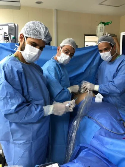 Bebê é operado na barriga da mãe para reduzir problema de má-formação