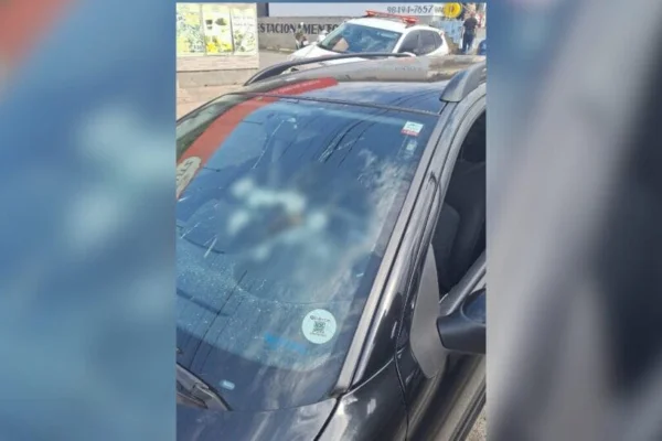Foto de carro baleado em Santa Catarina em que um professor morreu alvejado