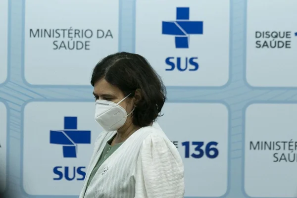 Nisia Trindade toma posse como ministra da Saúde em cerimônia no ministério. Ela usa máscara e olha para baixo - Metrópoles