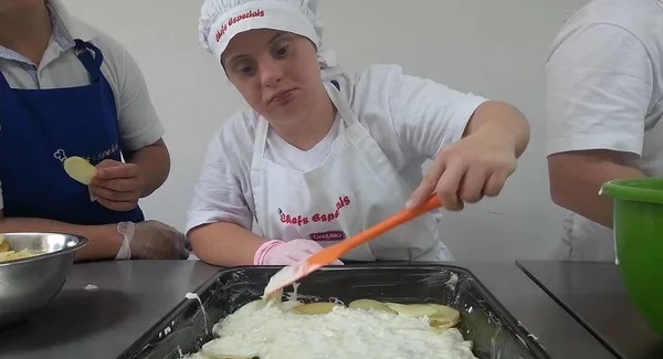 Chefs famosos dão oficinas culinárias a pessoas com síndrome de Down
