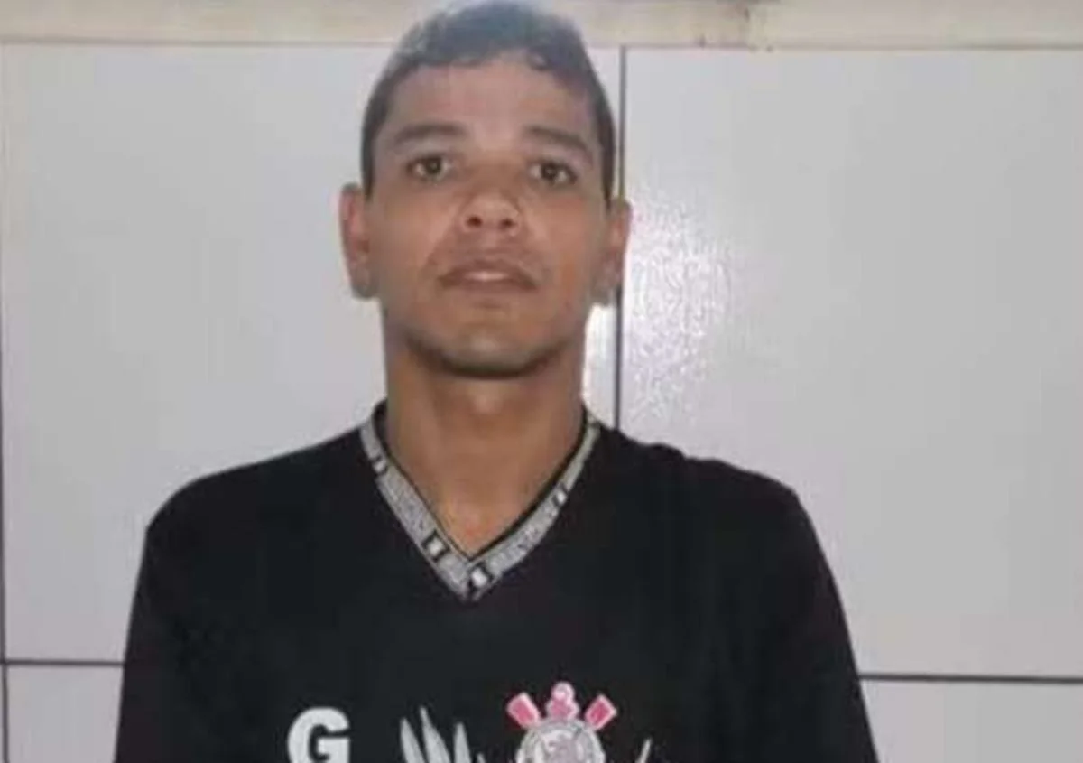 homem preso com a camisa do Corinthians