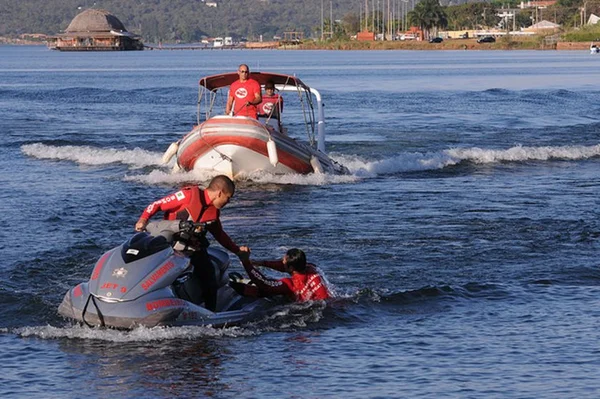 Bombeiros capacitam pessoas para salvamento no Lago Paranoá