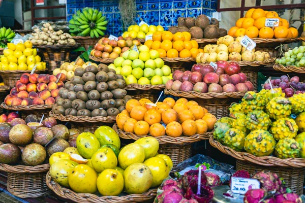 Foto colorida de banca de feira com frutas - Metrópoles