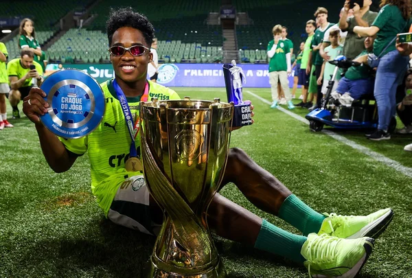 foto colorida de Endrick com taça nas mãos - Metrópoles