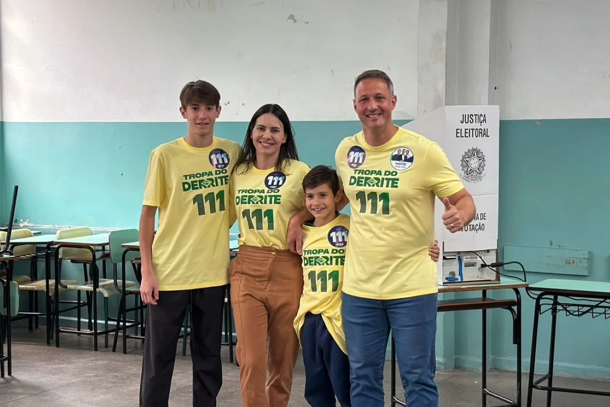 Imagem colorida de Derrite e família em escola votando. Metrópoles