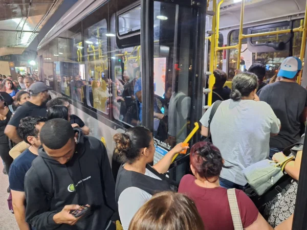 Imagem mostra fila de passageiros - Metrópoles