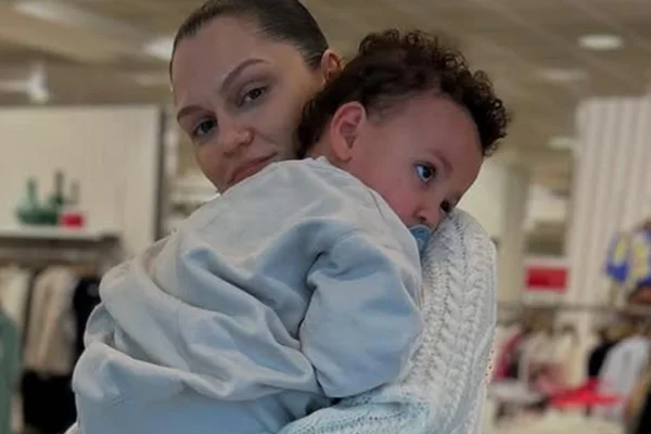 Jessie J desabafa após mastectomia: "Não posso ser mãe do meu filho" - Metrópoles