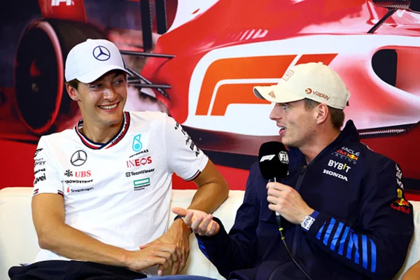 Imagem colorida Verstappen ao lado de Russell - Metrópoles