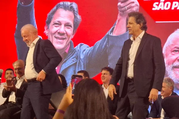 Imagem colorida mostra Lula e Haddad durante lançamento da pré-candidatura do ex-prefeito ao governo de SP - Metrópoles