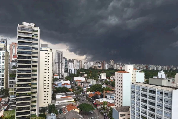 Passagem de uma frente fria indica tempo instável em São Paulo. Chuvas fortes, rajadas de vento e granizo são esperados nesta semana - Metrópoles
