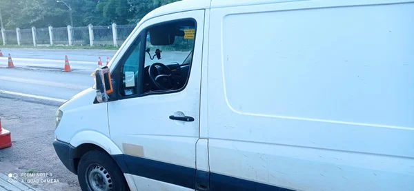 goias carro com espelho como retrovisor