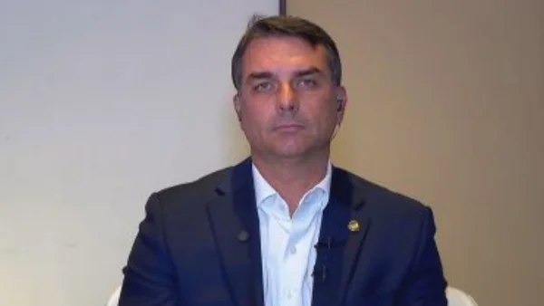 Flávio Bolsonaro finge tranquilidade mas admite que vídeos podem vazar