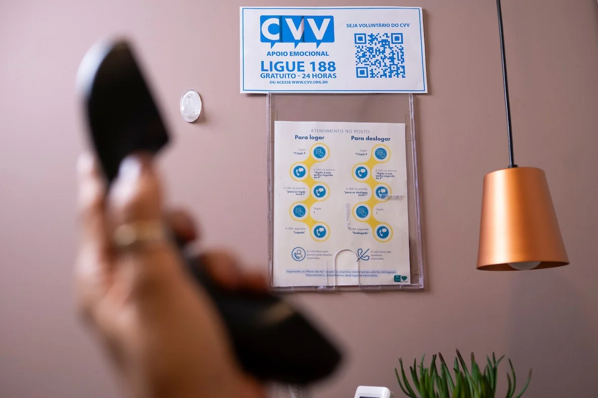 Voluntários do CVV se revezam no atendimento de ligações feitas pelo 188 em todo o país Voluntários do CVV se revezam no atendimento de ligações feitas pelo 188 em todo o país
