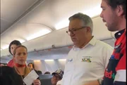 Alexandre Padilha socorre passageira que passou mal em voo