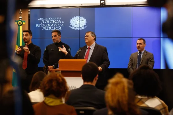 Ministro da Justiça, Flávio Dino, concede entrevista coletiva no Palácio da Justiça sobre a invasão e depredação dos prédios dos Três Poderes. Ele aparece ladeado por duas autoridades policiais - Metrópoles