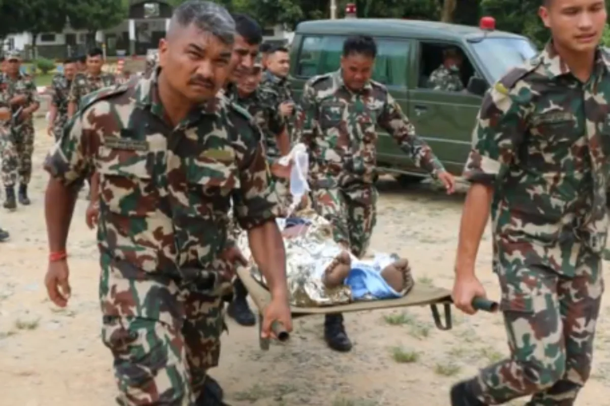 Exército nepalês trabalha no resgate de vítimas de enxurrada de lama Exército nepalês trabalha no resgate de vítimas de enxurrada de lama