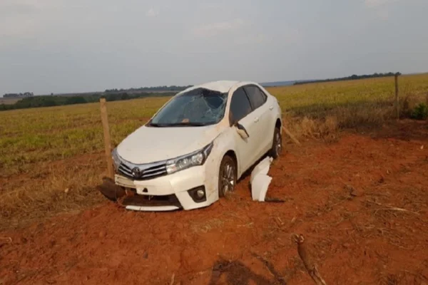 Carro branco destruído