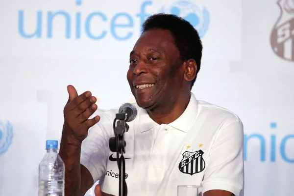 pele durante coletiva camisa santos