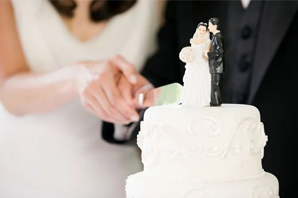 casal cortando um bolo de casamento