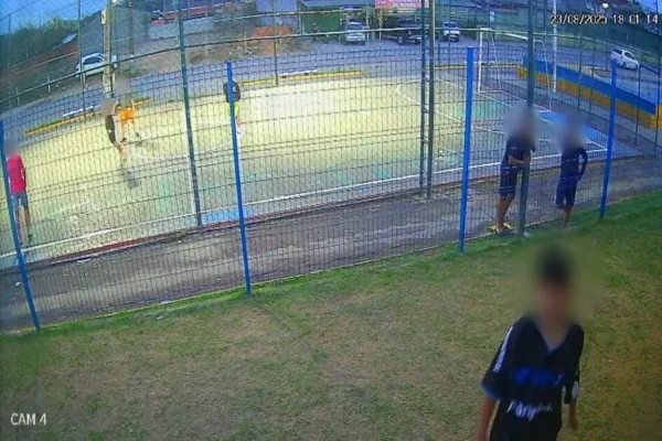 Imagem colorida, adolescentes são suspeitos de invadir e vandalizar creches- Metrópoles