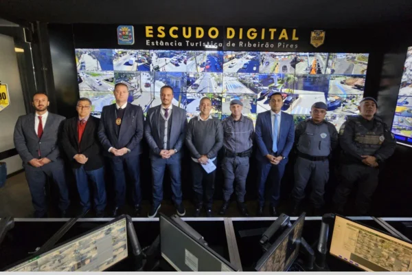 Imagens coloridas mostram homens postados lado a lado durante reunião de prefeito e autoridades da segurana pública