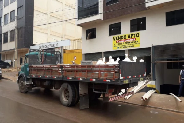 caminhão com materiais de construção