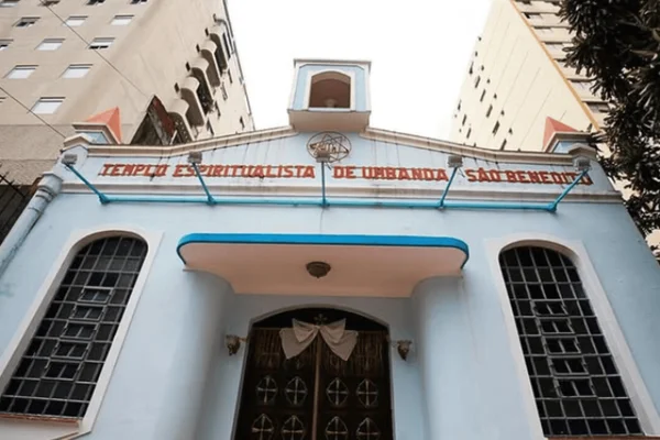 Imagem colorida do templo de umbanda reconhecido como patrimonio histórico municipal em SP - Metrópoles