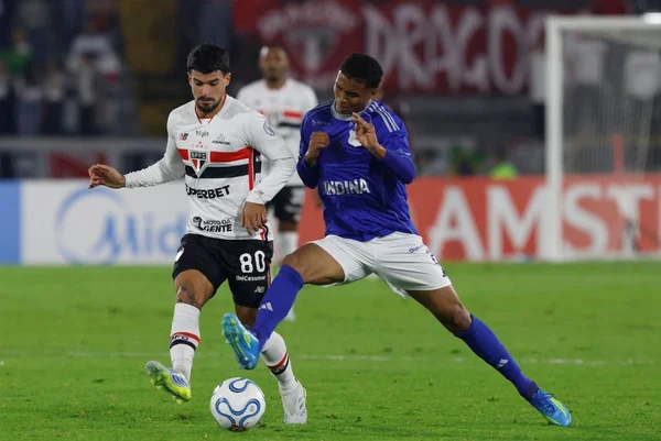 Imagem colorida de dividida na partida entre São Paulo e Millonarios
