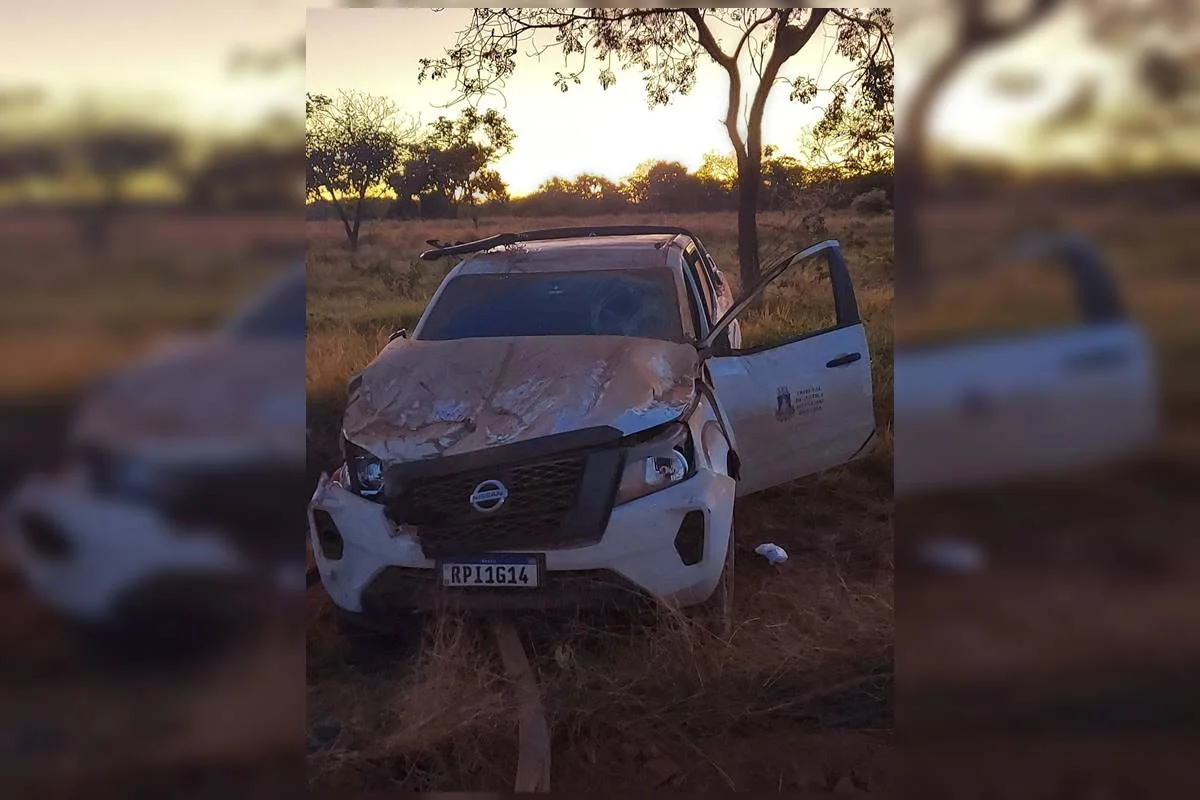 Após um dos policiais ficar ferido, PMs capotaram o carro a caminho de Formosa do Rio Preto (BA) Após um dos policiais ficar ferido, PMs capotaram o carro a caminho de Formosa do Rio Preto (BA)