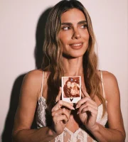 Carolina Dieckmmann posa com foto de Preta Gil para o Instagram