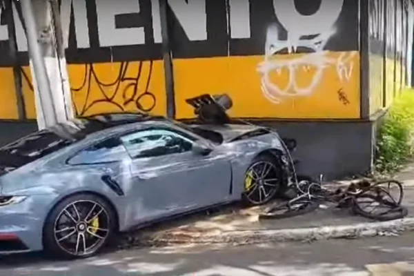 Motorista de Porsche atropela ciclista em Pinheiros, zona oeste de SP