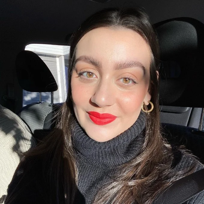 Com 28 anos de idade, Natalie é escritoa Com 28 anos de idade, Natalie é escritoa