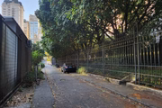 Rua Aurora Dias de Carvalho é usada como estacionamento