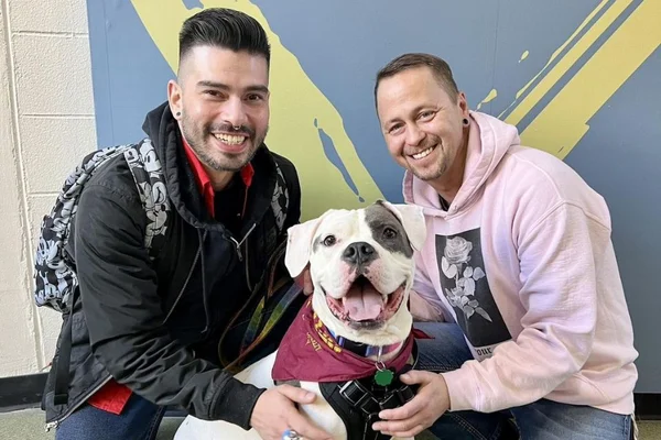 dois homens com cachorro