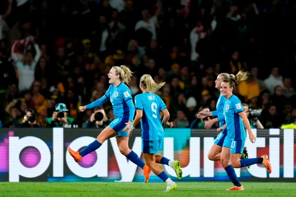 Jogadoras da Inglaterra comemoram gol - Metrópoles