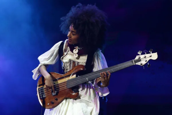 Fotografia colorida mostrando cantora tocando guitarra-Metrópoles