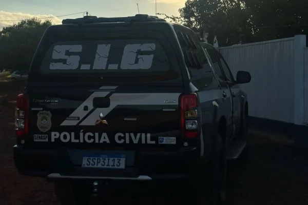 Imagem colorida mostra carro do polícia civil de campo grande - Metrópoles