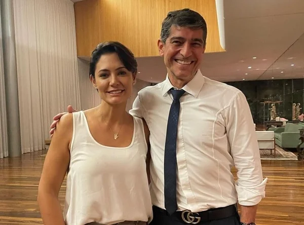 Guru de Michelle, pastor é acusado de abafar golpe contra fiéis