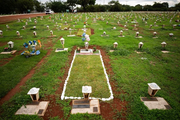 Imagem colorida de túmulos do cemitério Campo da Esperança