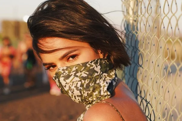 Bruna Marquezine é parada pela polícia na França. Veja vídeos