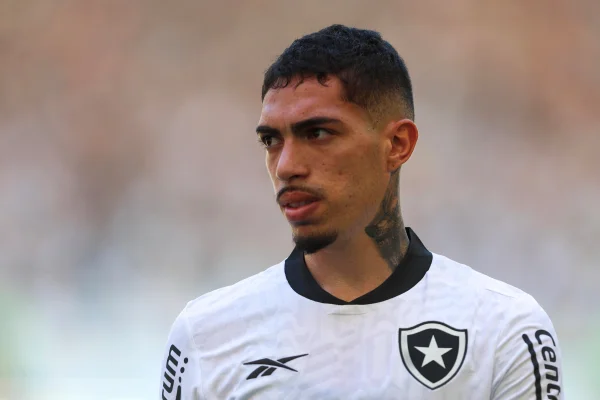 Foto colorida de Hugo, do Botafogo, durante jogo contra o Flamengo, pelo Brasileirão 2024 - Metrópoles