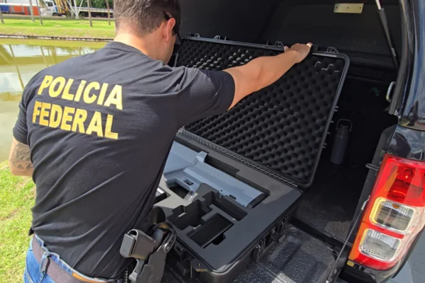 Foto colorida de policial federal atuando na segurança da COP30
