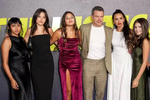 Matt Damon faz aparição rara com esposa brasileira e as quatro filhas