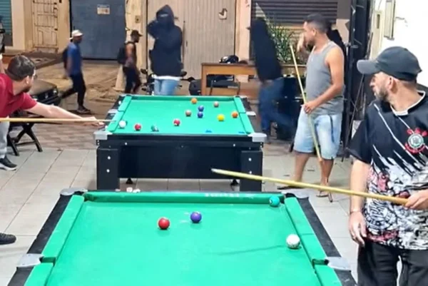 Jogadores de sinuca supreendidos por assalto